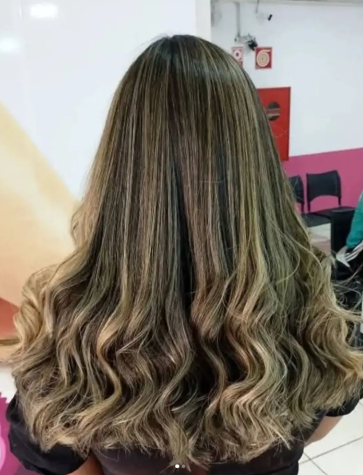 Cabelo loiro iluminado com ondas depois da transformação 2 no Salão Cheia de Charme RP