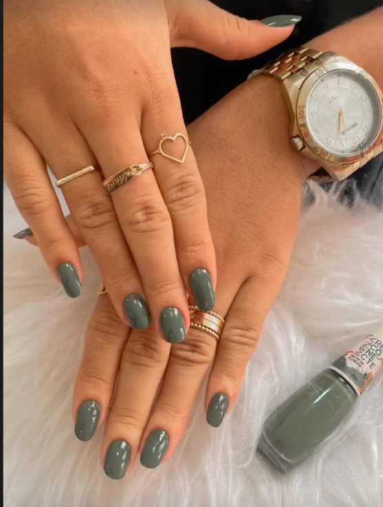 Unhas em esmalte verde acinzentado feitas no Salão Cheia de Charme RP