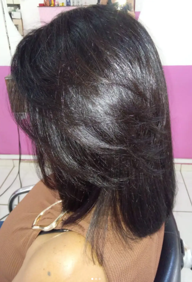 Corte repicado em cabelo escuro com escova alinhada