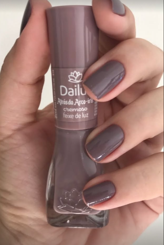 Unhas em esmalte marrom acinzentado cremoso