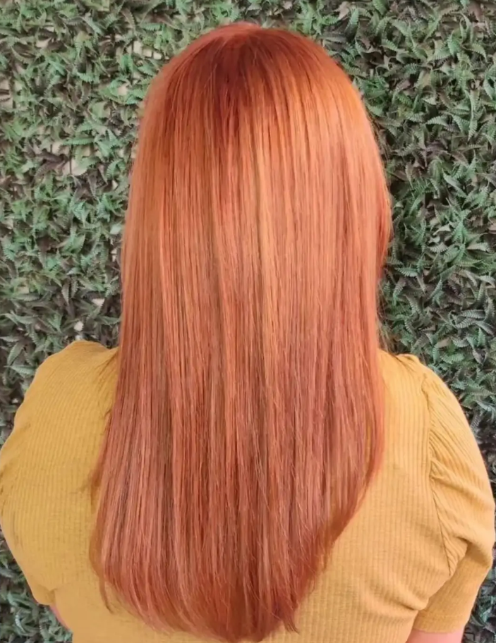 Coloração ruiva acobreada com fios lisos e brilhantes