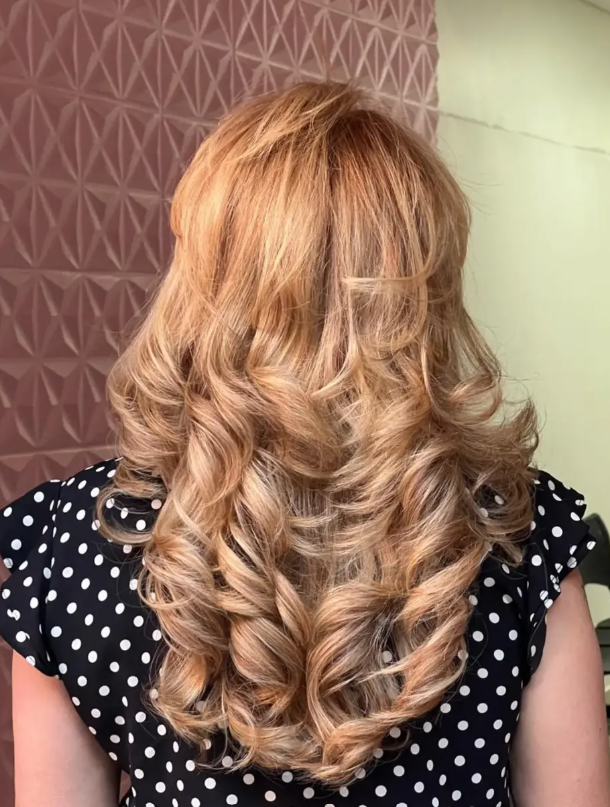 Cabelo loiro dourado com cachos modelados, Salão Cheia de Charme RP