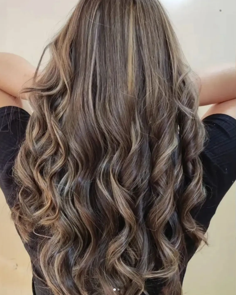 Cabelo iluminado com ondas depois da transformação no Salão Cheia de Charme RP